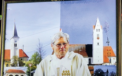 	Ks. Hubert Dobiosch (1933–2017) na tle kościołów,  w których pracował. 