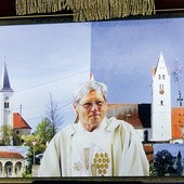 	Ks. Hubert Dobiosch (1933–2017) na tle kościołów,  w których pracował. 