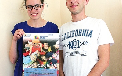 Ula Skotny i Paweł Kuś z plakatem informującym o zbiórce artykułów szkolnych potrzebnych na Syberii.