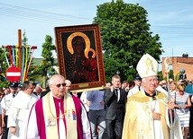 W spotkaniu z Maryją uczestniczyły rzesze wiernych.