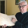 Ks. Marek Janas pokazuje wpis bp. Karola Wojtyły w parafialnej księdze chrztów. 