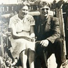 ▲	Edward Busz z siostrą Michaliną w ogrodzie przy jej domu, latem 1957 r.
