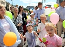 Kolorowy, radosny pochód przeszedł Traktem Królewskim. Galeria z marszu na: warszawa.gosc.pl.