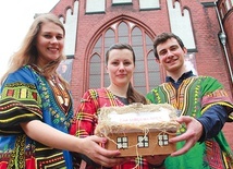Wolontariusze (od lewej) Roksana Barska, Natalia Billet i Łukasz Jaworócki zbierali pieniądze na wyjazd w rodzinnej parafii pw. NSPJ w Lubsku.