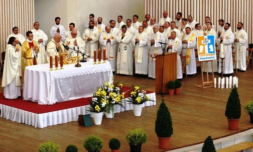 Duszpasterze oazowi z calej diecezji sprawowali Eucharystię z bp. Piotrem Gregerem