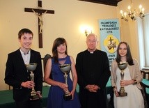 Od lewej: Rafał Paluchowski, Natalia Mikołajczyk, bp Andrzej F. Dziuba i Paulina Cyniak