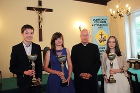 Od lewej: Rafał Paluchowski, Natalia Mikołajczyk, bp Andrzej F. Dziuba i Paulina Cyniak