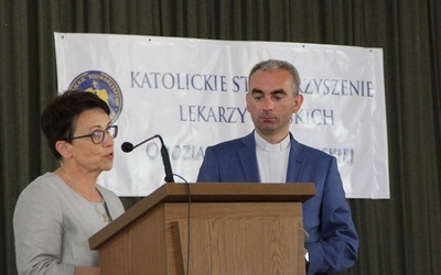 Jadwiga Kazana powitała uczestników sesji naukowej w radomskim WSD, obok stoi ks. Krzysztof Dukielski