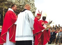▲	Biskup Andrzej Czaja wraz z bp. Célestinem-Marie Gaoua z Togo wypuszczają gołąbka sprzed ołtarza.