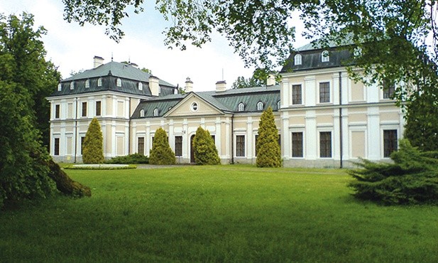 Sieniawa – pałac i krypta rodowa w kościele parafialnym