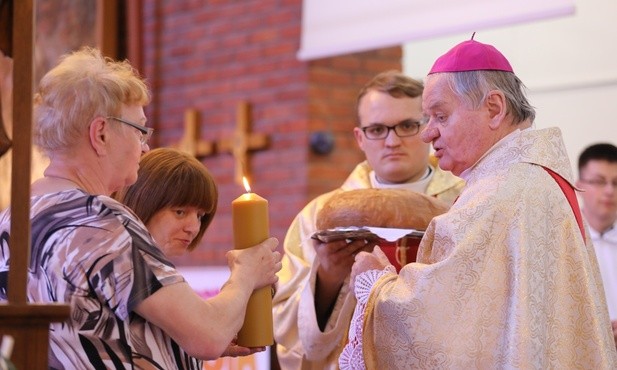 Podczas Mszy Świętej w kościele św. Maksymiliana bp Tadeusz Rakoczy odebrał symboliczny bochenek chleba