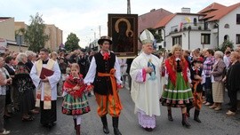 Bp Józef Zawitkowski i rodzina Stawickich w procesji z ikoną jasnogórską