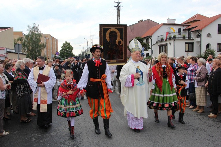 Bp Józef Zawitkowski i rodzina Stawickich w procesji z ikoną jasnogórską