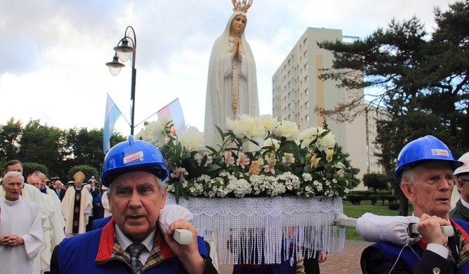 Po Eucharystii odbyły się procesja różańcowa oraz akt zawierzenia ludzi pracy Matce Bożej Fatimskiej