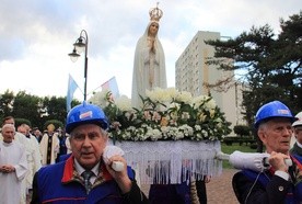 Po Eucharystii odbyły się procesja różańcowa oraz akt zawierzenia ludzi pracy Matce Bożej Fatimskiej