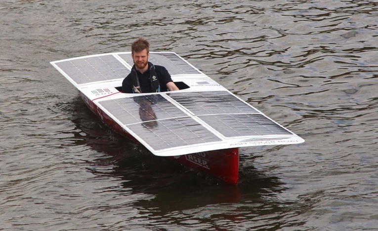 Wodowanie "Baśki" - łodzi solarnej z AGH