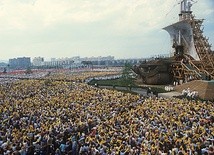 Jan Paweł II podczas Mszy św.  na osiedlu Zaspa. Gdańsk,  12 czerwca 1987 r.