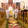 Chociaż dywany kwiatowe mają długą tradycję, na Mazowszu są od niedawna. Tu parafia MB Częstochowskiej w Józefowie.