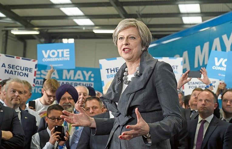 Premier Theresa May ogłosiła przyspieszone wybory, licząc na zwiększenie przewagi swojej partii w parlamencie. Nie udało się – jej ugrupowanie zdobyło mniej mandatów i utraciło zdolność samodzielnego rządzenia.