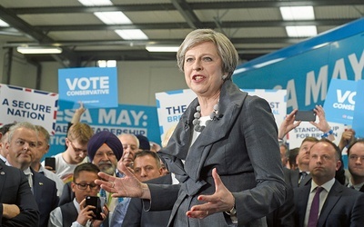 Premier Theresa May ogłosiła przyspieszone wybory, licząc na zwiększenie przewagi swojej partii w parlamencie. Nie udało się – jej ugrupowanie zdobyło mniej mandatów i utraciło zdolność samodzielnego rządzenia.