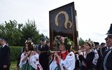 Dziewczęta z parafii w Bobrownikach niosą ikonę jasnogórską w procesji do kościoła
