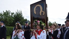 Dziewczęta z parafii w Bobrownikach niosą ikonę jasnogórską w procesji do kościoła