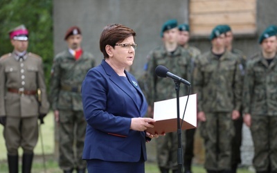 Premier Beata Szydło przemawia w sąsiedztwie budynku, w którym powstać ma w przyszłości muzeum dokumentujące postawy Sprawiedliwych spod Auschwitz.