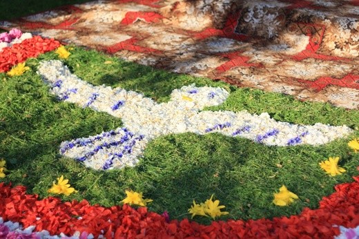 Procesja Bożego Ciała po kwietnym chodniku