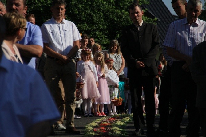 Procesja Bożego Ciała po kwietnym chodniku