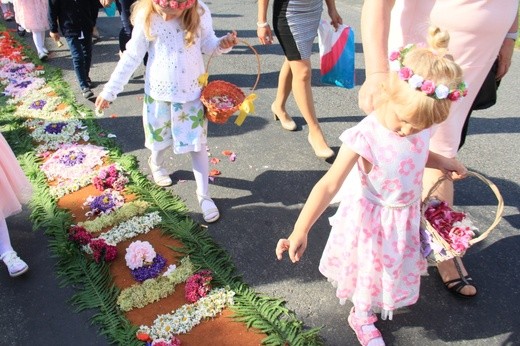 Procesja Bożego Ciała po kwietnym chodniku