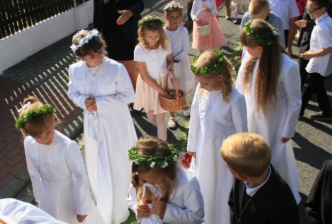 Procesja Bożego Ciała po kwietnym chodniku