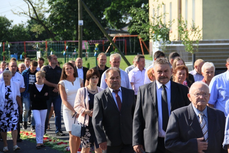 Procesja Bożego Ciała po kwietnym chodniku