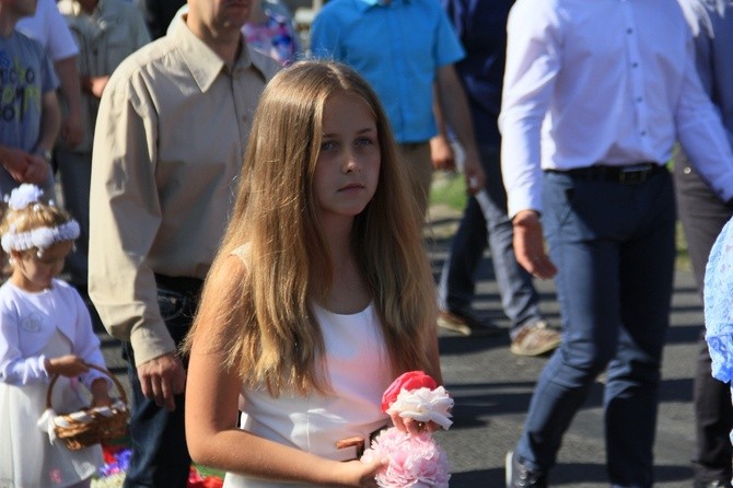 Procesja Bożego Ciała po kwietnym chodniku