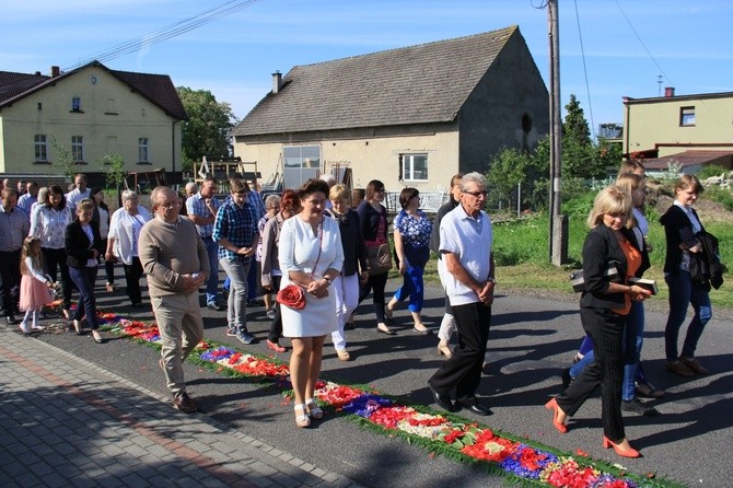 Procesja Bożego Ciała po kwietnym chodniku