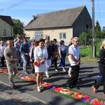 Procesja Bożego Ciała po kwietnym chodniku