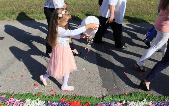 Procesja Bożego Ciała po kwietnym chodniku