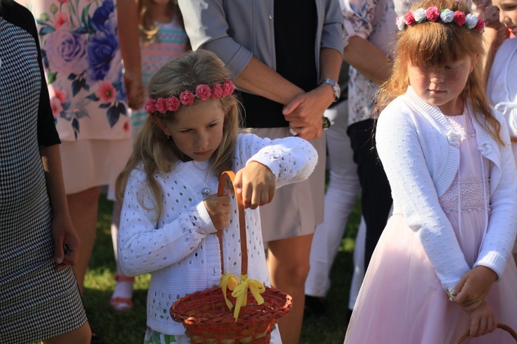 Procesja Bożego Ciała po kwietnym chodniku