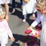 Procesja Bożego Ciała po kwietnym chodniku