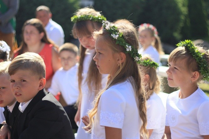 Procesja Bożego Ciała po kwietnym chodniku