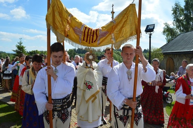 Procesja z widokiem na Tatry w Miętustwie