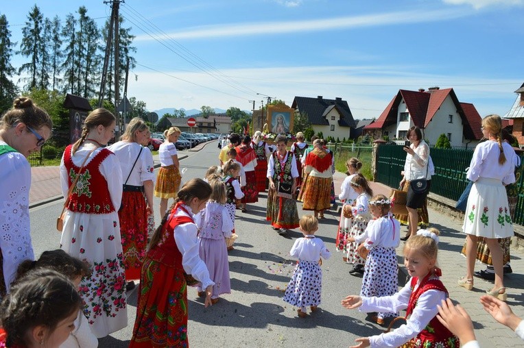 Procesja z widokiem na Tatry w Miętustwie