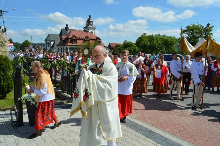 Procesja z widokiem na Tatry w Miętustwie