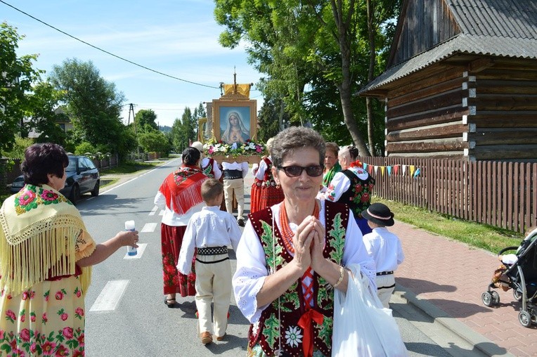 Procesja z widokiem na Tatry w Miętustwie