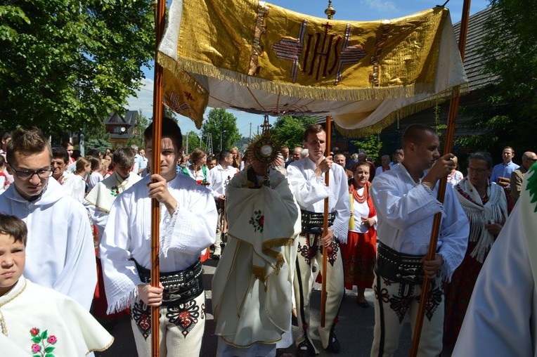 Procesja z widokiem na Tatry w Miętustwie