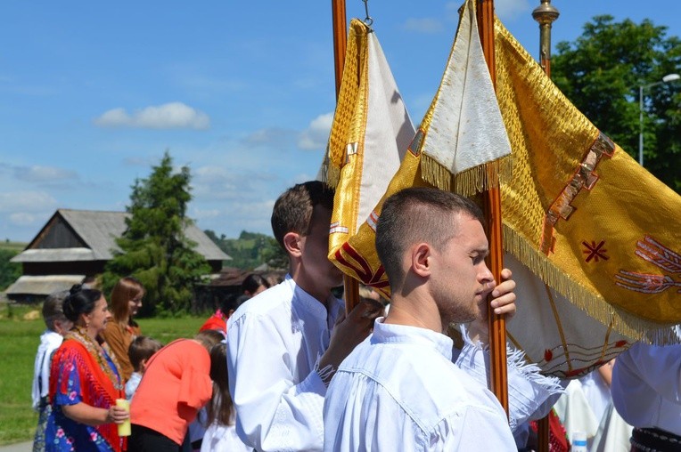 Procesja z widokiem na Tatry w Miętustwie