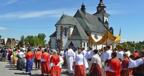 Procesja z widokiem na Tatry w Miętustwie