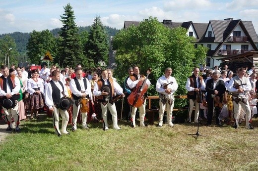 Procesja z widokiem na Tatry w Poroninie 