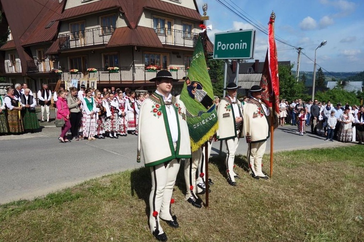 Procesja z widokiem na Tatry w Poroninie 