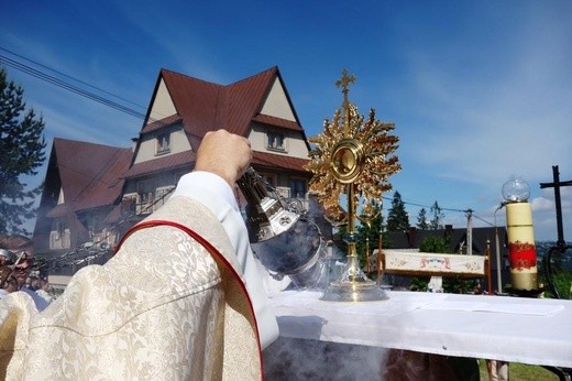 Procesja z widokiem na Tatry w Poroninie 