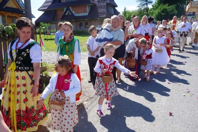 Procesja z widokiem na Tatry w Poroninie 